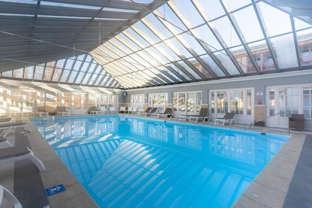 Photo de Very nice 6 person apart with swimming pool tennis court and car park 202