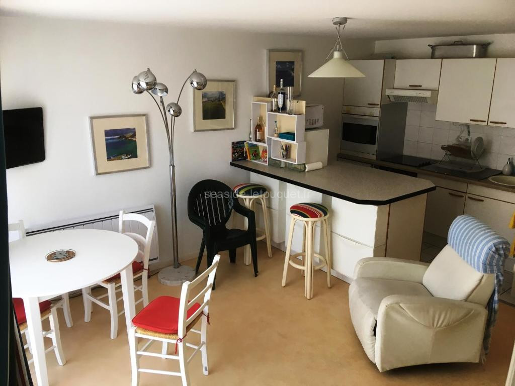 Photo de Duplex T4 idéalement situé entre la place du marché et le bord de mer